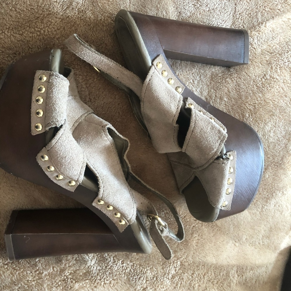BCBG Chunky platform heel, taupe suede ✨